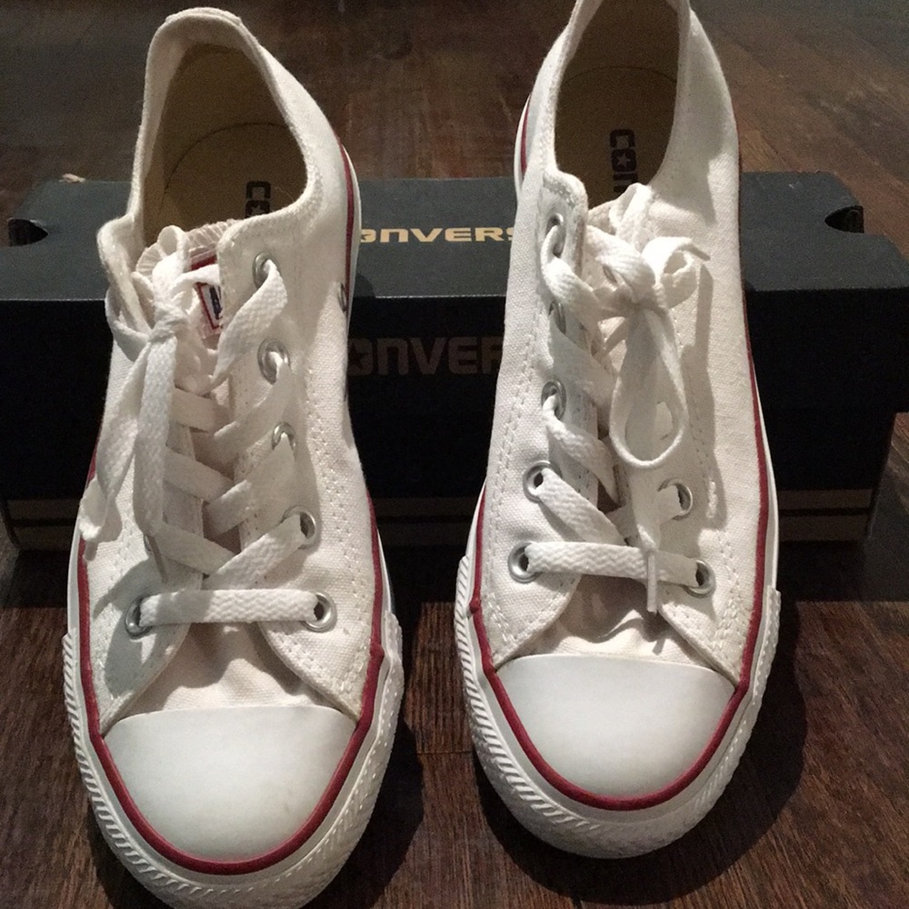 Perfect NEVER worn converse low top chucks